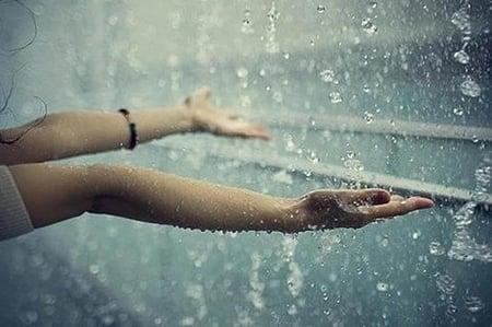 Bà bầu nằm mơ thấy tắm mưa