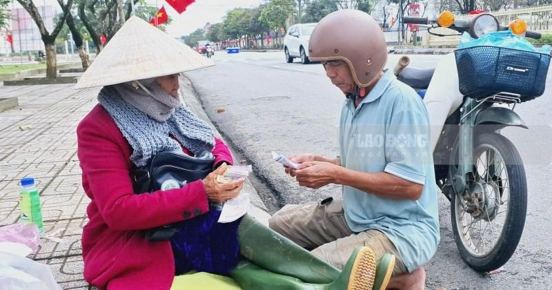 Bán vé số ế ẩm