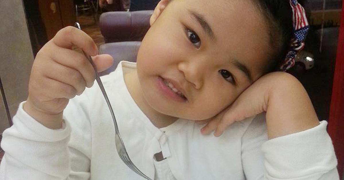 Bé gái đi lạc trong công viên