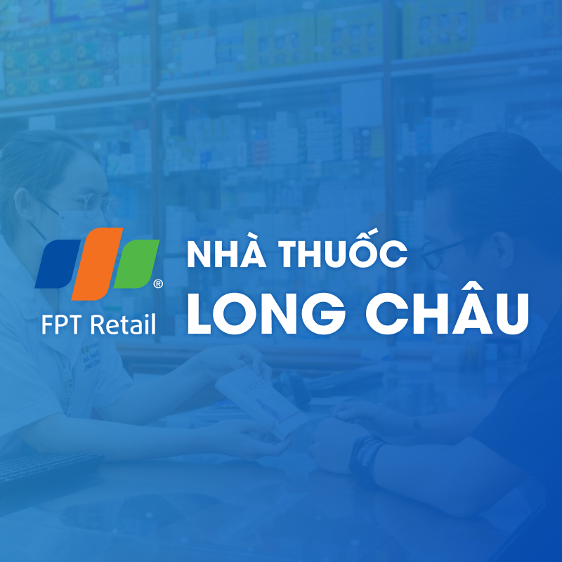 Bọ ngựa nâu trên cành cây khô