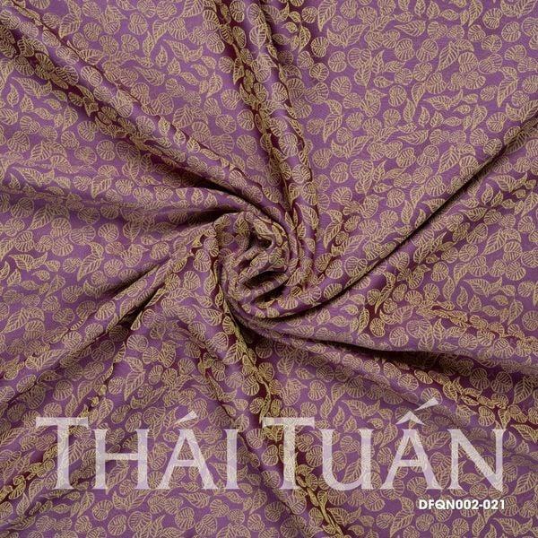 Cắt Vải Màu Đỏ Trong Mơ