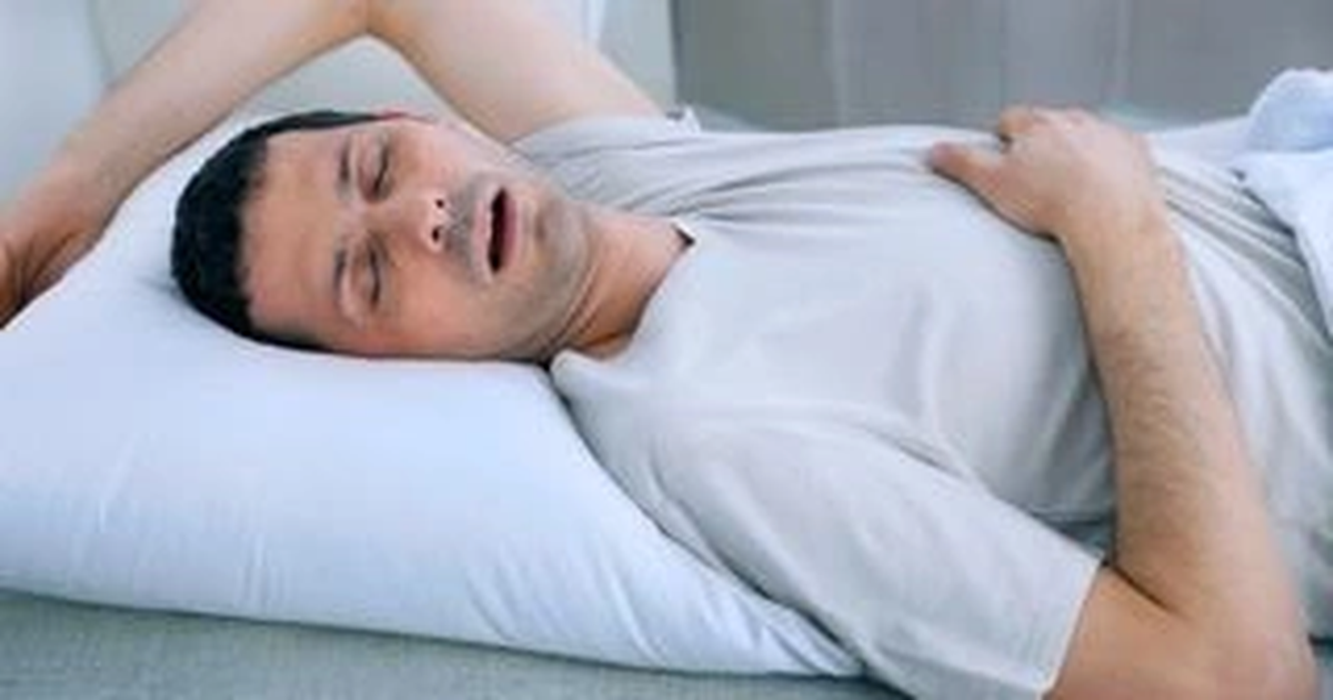 Một đứa trẻ đang ngủ bị đánh thức bởi tiếng ồn