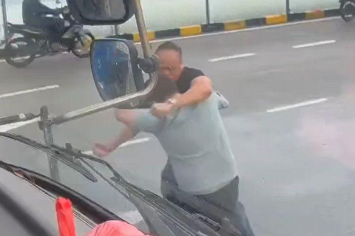 Công an bắt hai người đàn ông mặc áo đen