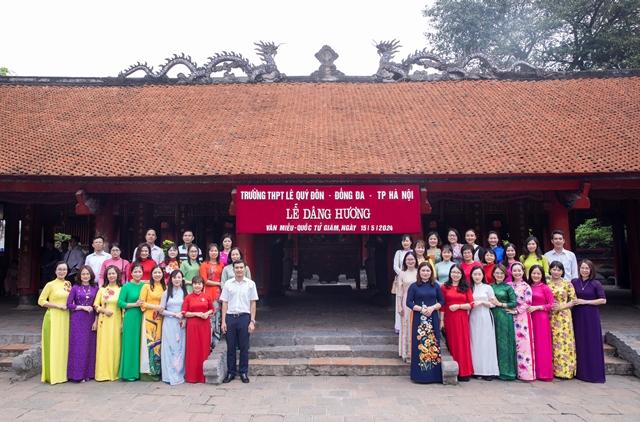 Dâng hương tại miếu