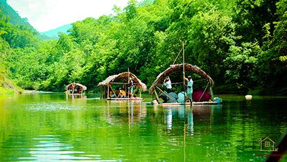 Đi bè trên sông nước trong xanh