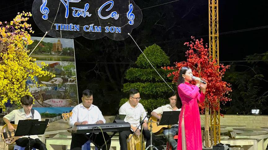 Gia đình hạnh phúc đi du lịch núi