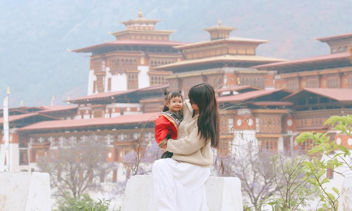 Gia đình hạnh phúc đi du lịch nước ngoài