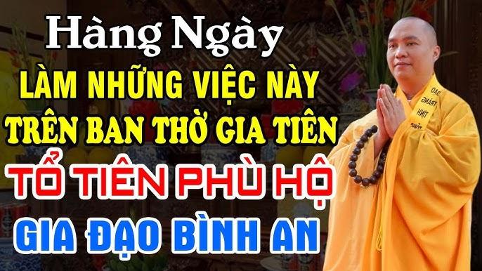 Gia đình thắp nhang cho tổ tiên