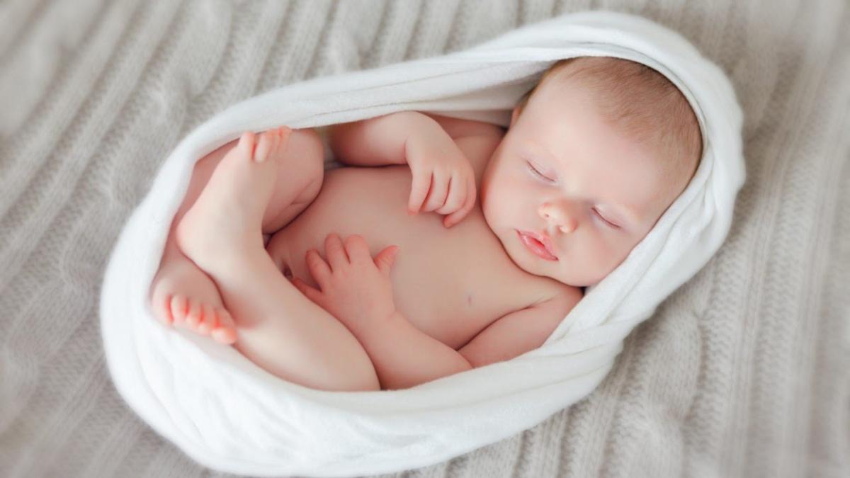Giải mã giấc mơ bế em bé