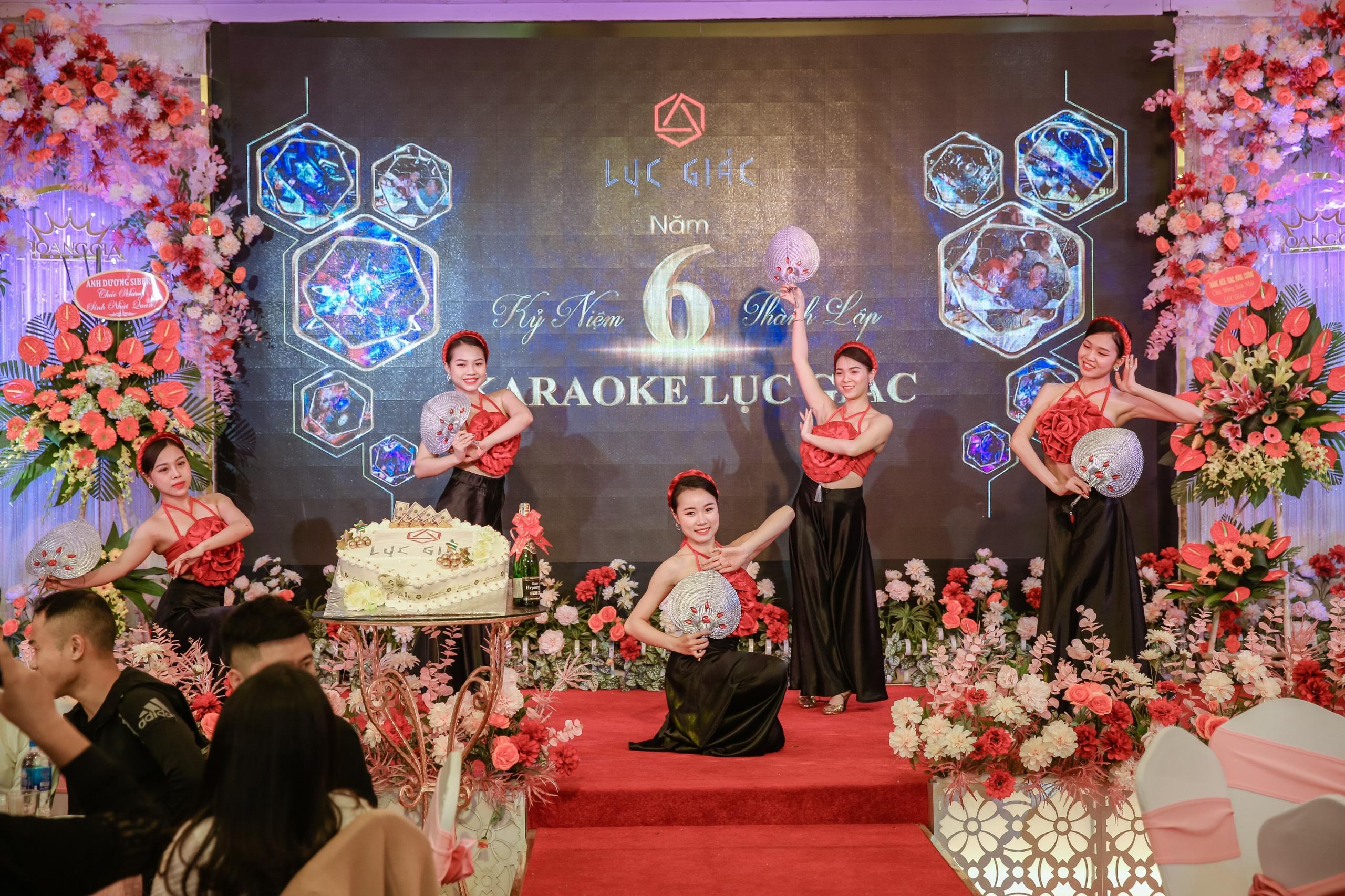 Giải mã giấc mơ phố karaoke âm nhạc sôi động