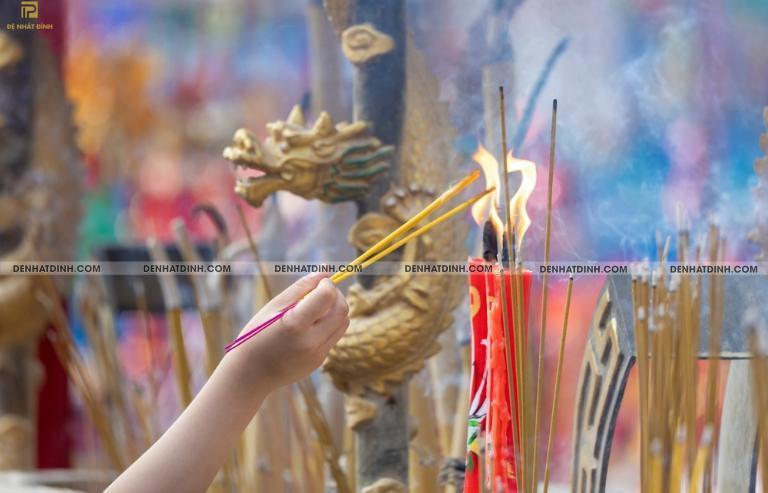 Giải mã giấc mơ thắp hương ở chùa