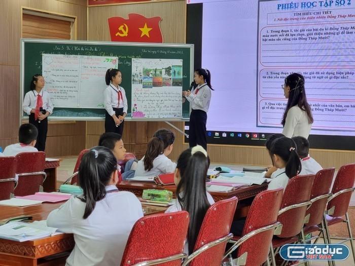 Giáo viên đang chấm bài