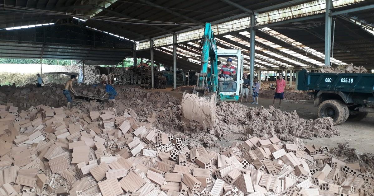 Lò gạch đổ nát, gạch vỡ vụn