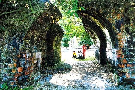Lò gạch cũ kỹ, rêu phong, hoang phế