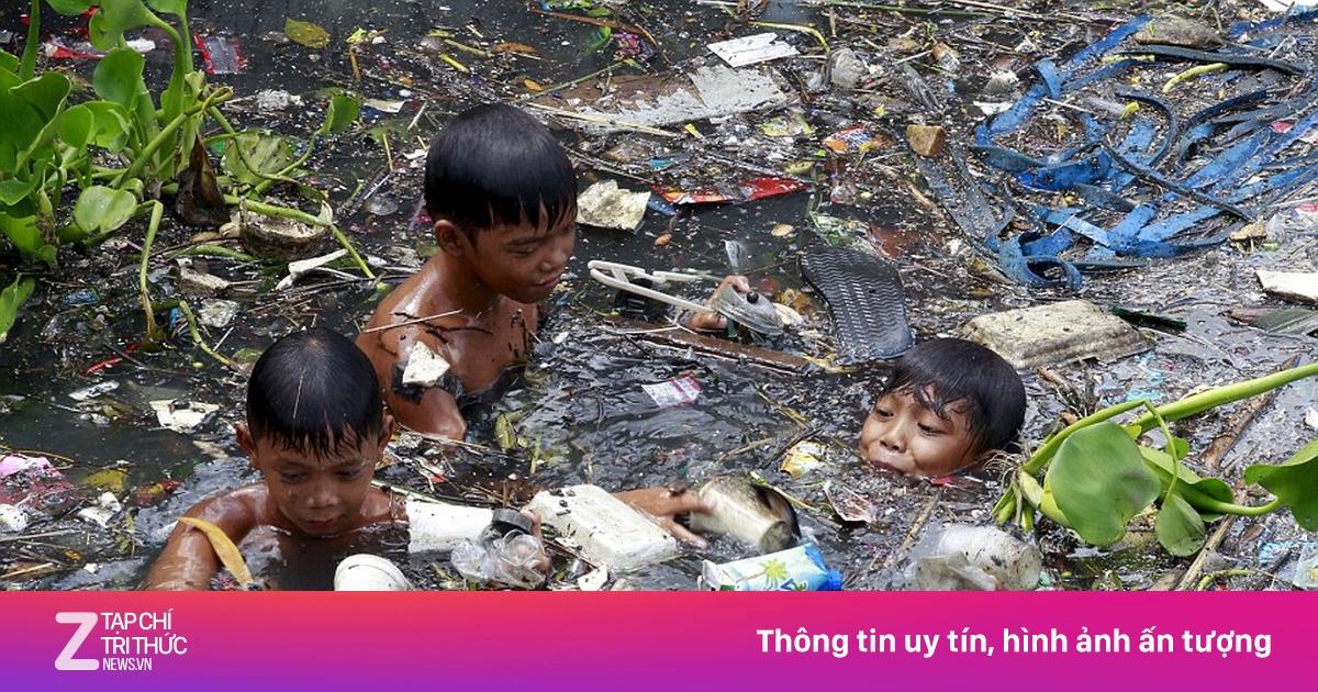 Lượm tiền dưới nước đục