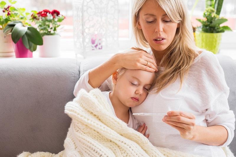 Mẹ mặc áo đỏ bị bệnh