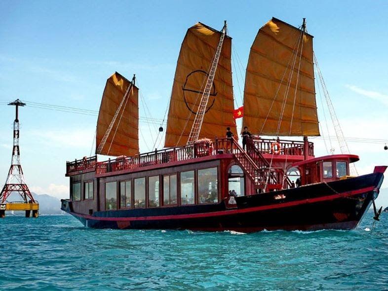 Mơ thấy thuyền chìm giữa biển khơi