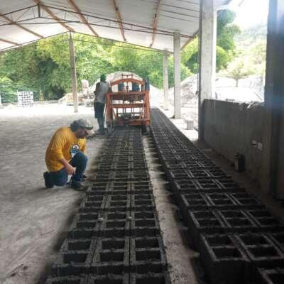 Một phần mái nhà bị sập