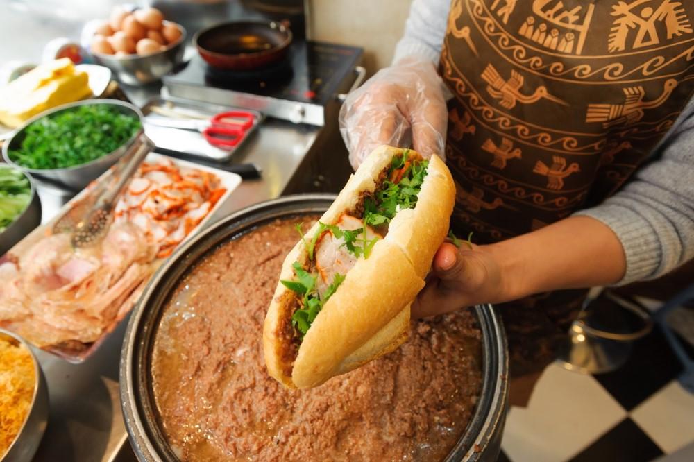 Mua đồ ăn chín tại quán