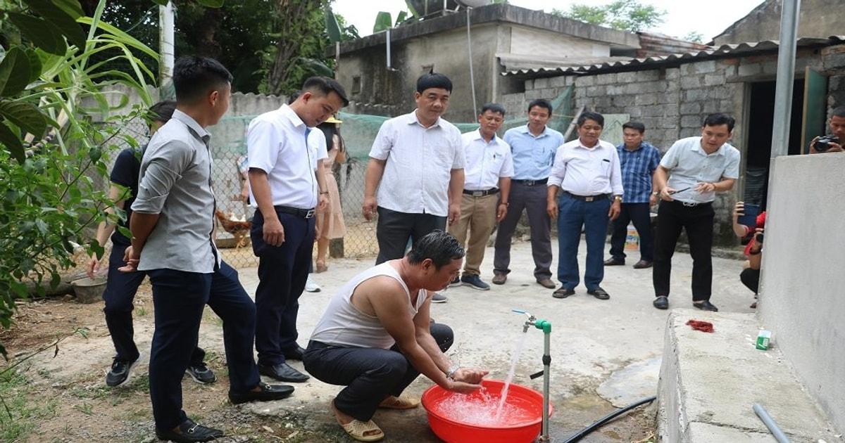 Múc nước giếng đục ngầu lên tắm