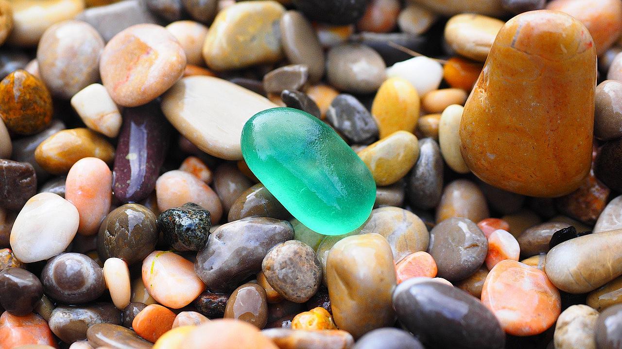 Nằm mơ bị người lạ ném đá