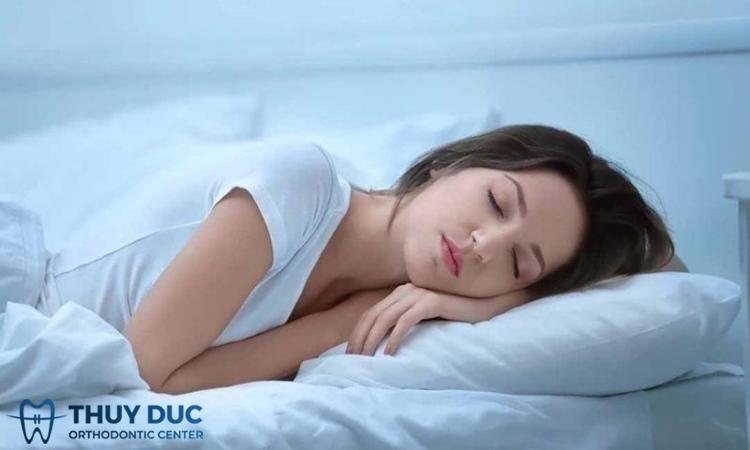 Giải Mã Giấc Mơ Thấy Ai Đó Nắm Tay Mình Và Ý Nghĩa Số Đề