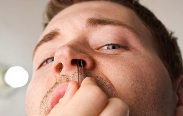 Nằm mơ thấy người khác nhổ lông mũi cho mình