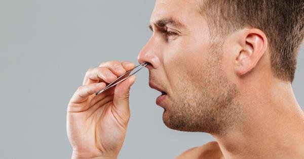 Giải mã giấc mơ thấy nhổ được lông mũi dài